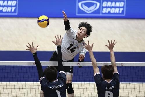 日本対韓国　第1セット、スパイクを決める石川祐希(撮影･前田充)