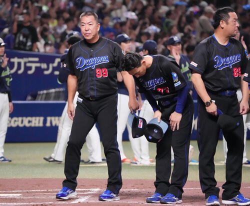 中日対ヤクルト　試合後、中日井上一樹監督(手前･左)は整列しスタンドの観客にあいさつをする(撮影･森本幸一)