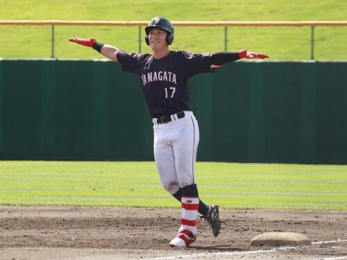 山形大対福島大　4回、先制打を放ち喜ぶ山形大･椎名伯斗(撮影･高橋香奈)