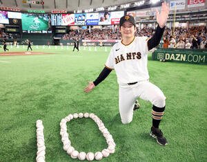 巨人対阪神　10勝目を挙げた巨人竹丸和幸は｢10｣と書かれたボールと記念撮影(撮影･浅見桂子)
