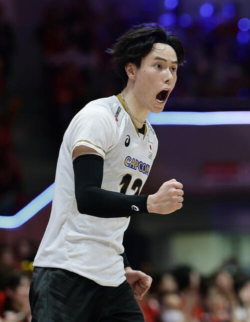 日本対韓国　第3セット、スパイクを決めガッツポーズする高橋藍(撮影･前田充)
