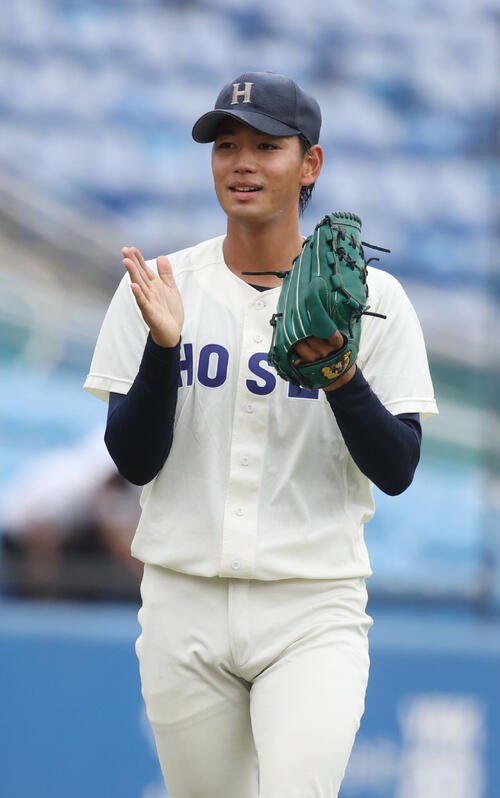 早大対法大　5回を終えて笑顔を見せる法大･助川太志(撮影･柴田隆二)