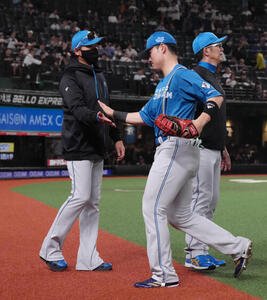 西武対日本ハム　引き分けに終わりタッチを交わす日本ハム新庄剛志監督(左)と清宮幸太郎(撮影･足立雅史)