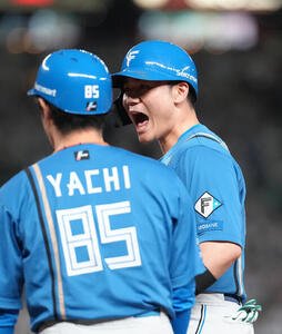 西武対日本ハム　9回表日本ハム2死二塁、代打清宮幸太郎は右前適時打を放ち雄たけびを上げる(撮影･足立雅史)