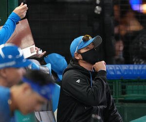 西武対日本ハム　戦況を見つめる日本ハム新庄剛志監督(撮影･足立雅史)