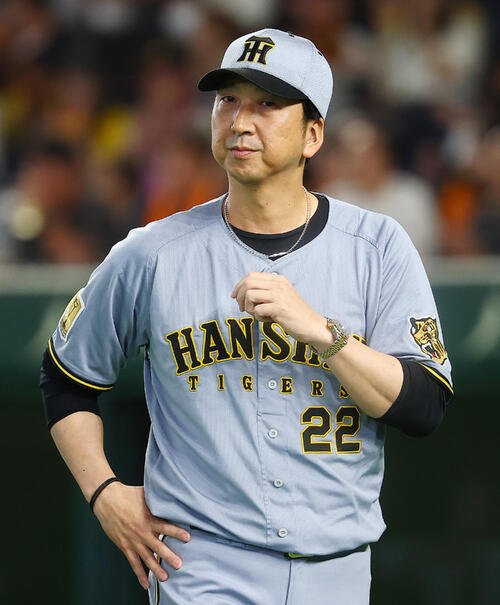 巨人対阪神　選手交代を告げる阪神藤川球児監督(撮影･野上伸悟)