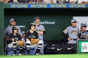 巨人対阪神　厳しい表情で見つめる阪神藤川球児監督ら(撮影･浅見桂子)