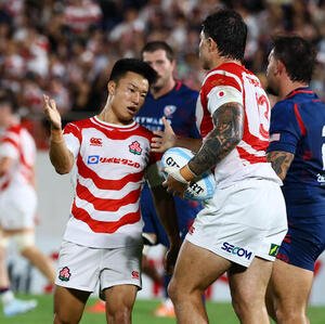 日本対アメリカ　前半、ディラン･ライリー(右)のトライが決まり祝福する斎藤直人(撮影･加藤哉)