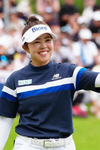 プレーオフで優勝を決め、笑顔を見せる山下美夢有(撮影･江口和貴)
