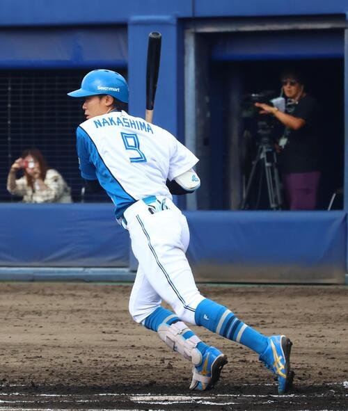 6回、中前打を放つ日本ハム中島卓也(撮影･田島優大)
