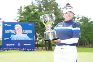優勝し写真に納まる山下美夢有(撮影･江口和貴)