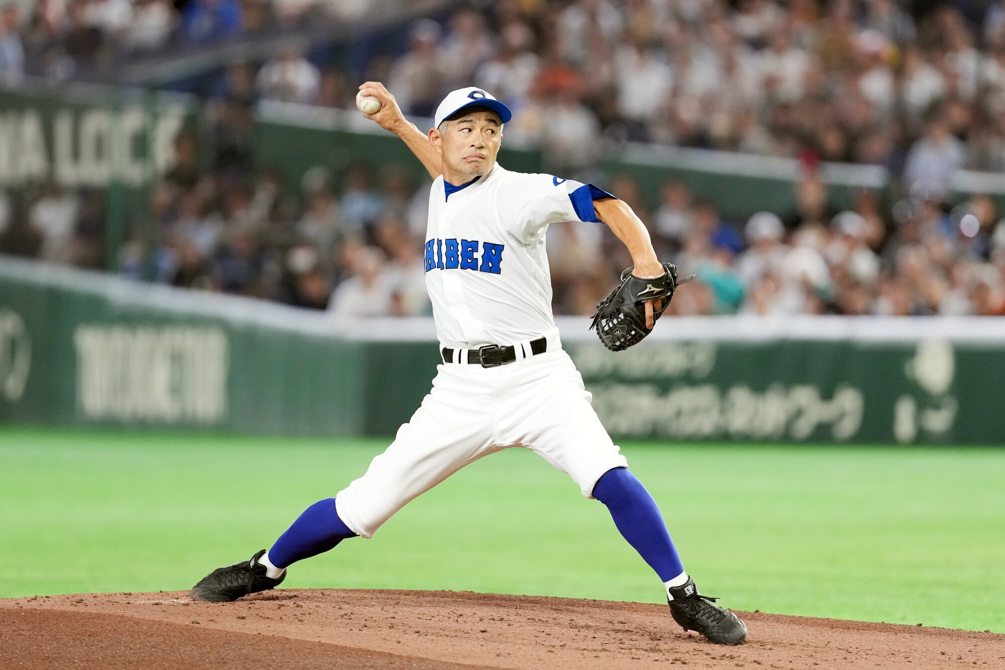 投球する先発のイチローさん=金居達朗撮影