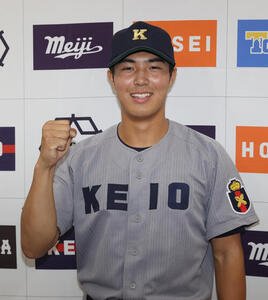 東大対慶大　勝利投手の慶大･広池浩成はガッツポーズする(撮影･柴田隆二)