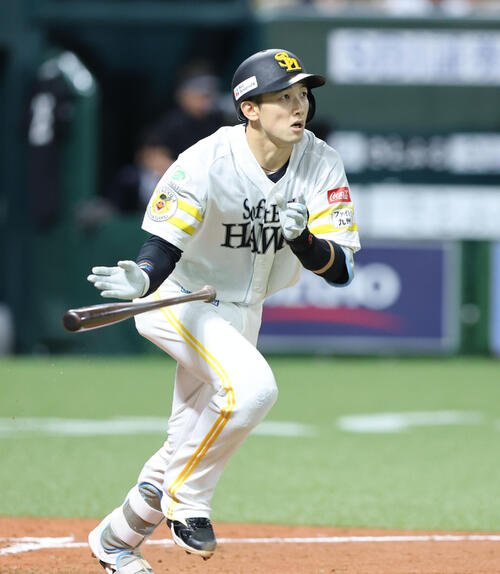 ソフトバンク対ロッテ　3回裏ソフトバンク2死満塁、山本祐大は右越えに勝ち越し適時二塁打を放つ(撮影･梅根麻紀)