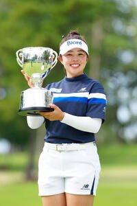 優勝し写真に納まる山下美夢有(撮影･江口和貴)