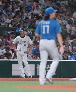 西武対日本ハム　西武の黒田哲史コーチ(左)と日本ハム伊藤大海(撮影･足立雅史)