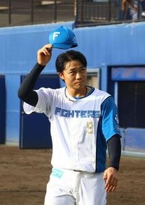 引退セレモニーで、ファンにあいさつする日本ハム中島卓也(撮影･田島優大)