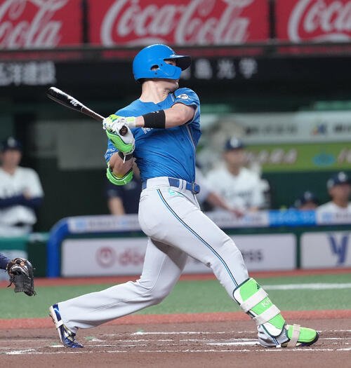 西武対日本ハム　6回表日本ハム1死、清宮幸太郎は右越え本塁打を放つ(撮影･足立雅史)