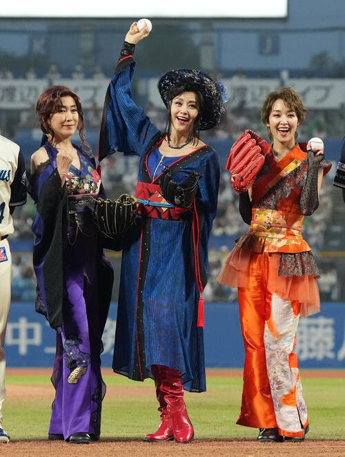 ヤクルト対広島　ファーストピッチを務めた、左から高島礼子、藤原紀香、剛力彩芽(撮影･たえ見朱実)