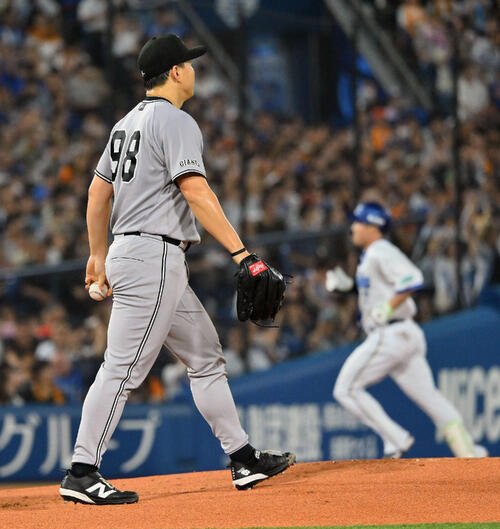 DeNA対巨人　1回裏DeNA無死満塁、佐野恵太(後方)に先制満塁本塁打を浴びる小笠原慎之介(撮影･滝沢徹郎)