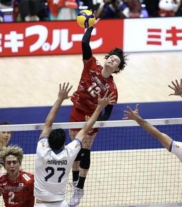 日本対イラン　第2セット、スパイクを決める高橋藍(撮影･前田充)