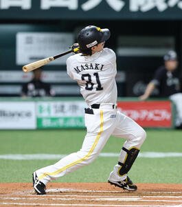 ソフトバンク対ロッテ　6回裏ソフトバンク2死、正木智也は左中間に本塁打を放つ(撮影･梅根麻紀)