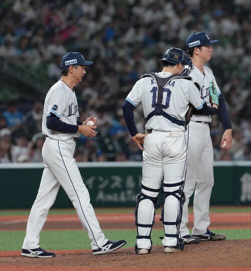 西武対日本ハム　6回、西武武内夏暉(右)の交代を告げマウンドへ向かう西口文也監督(撮影･足立雅史)