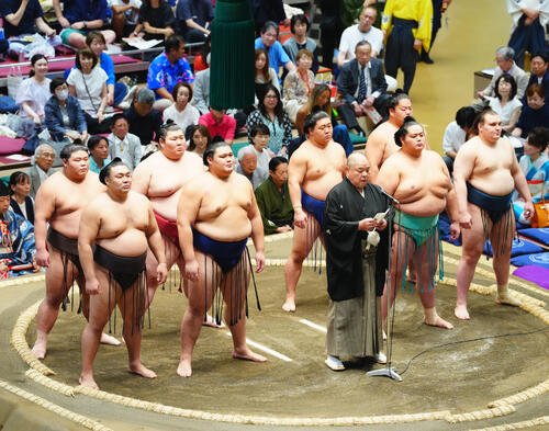 あいさつする八角理事長(中央)ら(撮影･垰建太)
