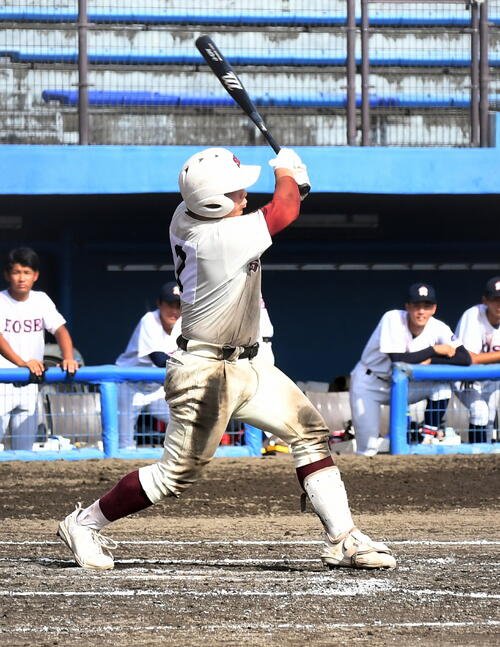 島田工対浜松学院興誠　9回表島田工1死一、二塁、左越えに勝ち越しの2点適時二塁打を放つ桜井