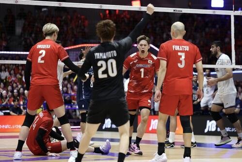 日本対イラン　第3セット、得点を奪い喜ぶ日本の選手たち(撮影･前田充)