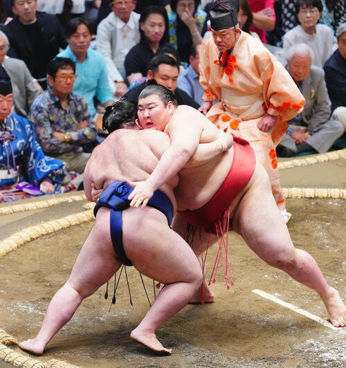 豪丿山(左)を攻める熱海富士(撮影･垰建太)