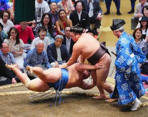 琴勝峰(左)を上手投げで破る霧島(撮影･垰建太)