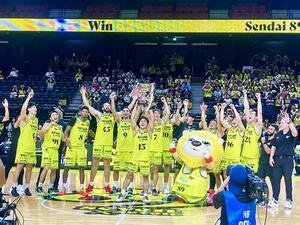 仙台対秋田　優勝カップと記念写真に納まる仙台89ERS(撮影･高橋香奈)