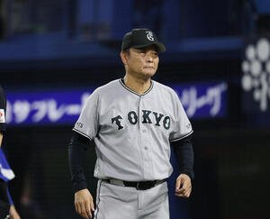 DeNA対巨人　交代を告げる巨人橋上秀樹監督代行(撮影･増田悦実)