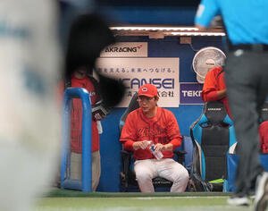 ヤクルト対広島　ヤクルトに敗れ、厳しい表情の広島新井貴浩監督(撮影･たえ見朱実)
