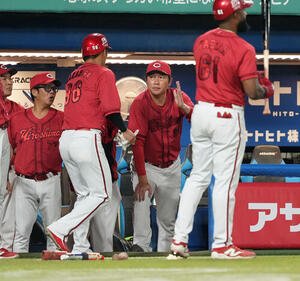 ヤクルト対広島　8回表広島1死二塁、菊池涼介の適時二塁打で生還した中村奨成を迎える新井貴浩監督(撮影･たえ見朱実)