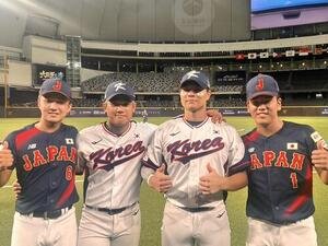 試合後に記念写真を撮る、左から池田、韓国のオム･ジュンサン、ハ･ヒョンスン、小野(撮影･平山連)