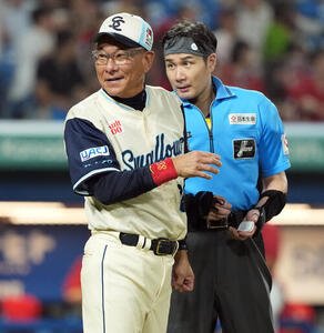 ヤクルト対広島　7回表、選手の交代を告げるヤクルト池山隆寛監督(撮影･たえ見朱実)