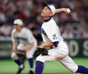 KOBE CHIBEN対高校女子選抜　力投するKOBE CHIBENのイチローさん。後方は三塁の松井秀喜さん(撮影･浅見桂子)