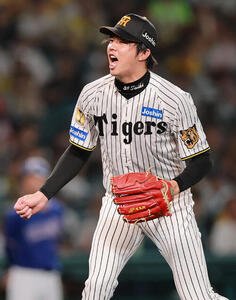 阪神対中日　6回表中日2死、才木浩人は村松開人から空振り三振を奪い雄たけびを上げる(撮影･上山淳一)