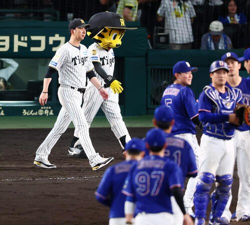 阪神対中日中日に敗れスタンドにあいさつするためグラウンドへ出る阪神藤川球児監督(撮影･加藤哉)