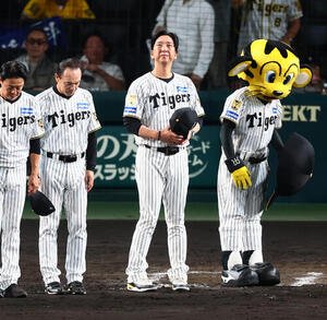 阪神対中日中日に敗れスタンドにあいさつする阪神藤川球児監督(撮影･加藤哉)
