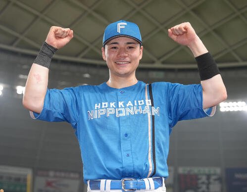 西武対日本ハム　ヒーローインタビューを終え、笑顔でポーズを決める日本ハム清宮幸太郎(撮影･足立雅史)
