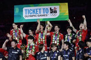 日本対イラン　ロサンゼルス五輪の出場権を獲得し、表彰式で歓喜する日本の選手たち(撮影･前田充)