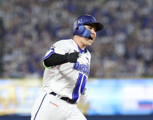 DeNA対巨人　1回裏DeNA無死満塁、満塁本塁打を放つ佐野恵太(撮影･増田悦実)