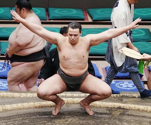 塵手水(ちりちょうず)を切る栄誠(撮影･小沢裕)