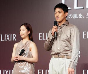 ｢“りくりゅう”エリクシール　ブランドミッションムービー発表会｣に登壇し、あいさつする三浦璃来さん(左)と木原龍一さん(撮影･鈴木みどり)