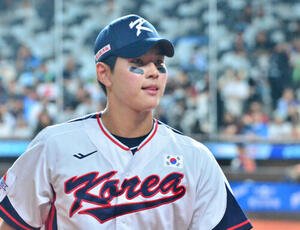 4回を無失点に抑え、ベンチに戻る｢釜山の大谷｣ことハ･ヒョンスン(撮影･平山連)
