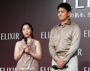 ｢“りくりゅう”エリクシール　ブランドミッションムービー発表会｣に登壇し、あいさつする三浦璃来さん(左)と木原龍一さん(撮影･鈴木みどり)