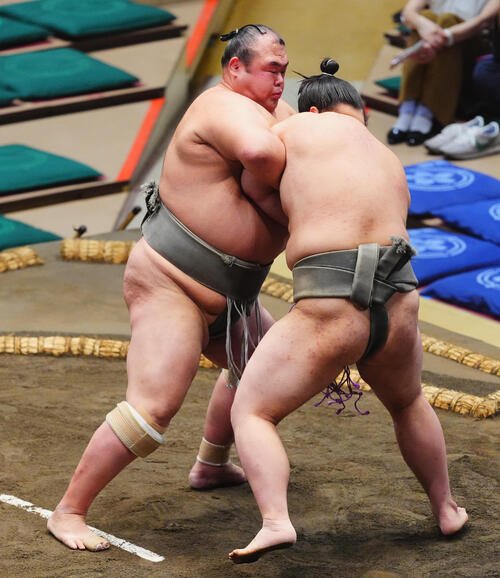 駒ノ富士(右)を攻める翔傑(撮影･垰建太)